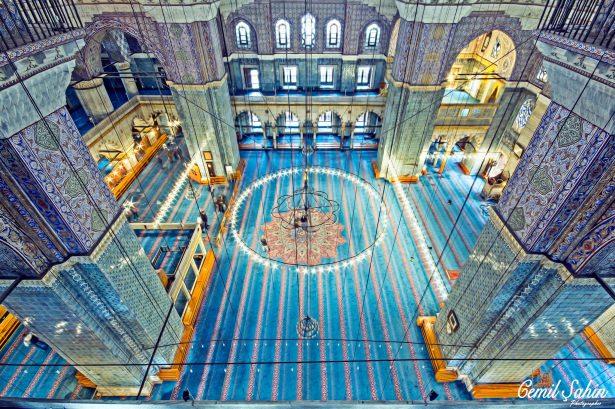 <p>Yeni Camii mihraptan</p>
