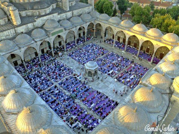 <p>Bayram namazı öncesi - Sultanahmet Camii</p>
