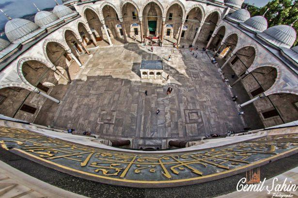 <p>Süleymaniye Cami avlusu</p>
