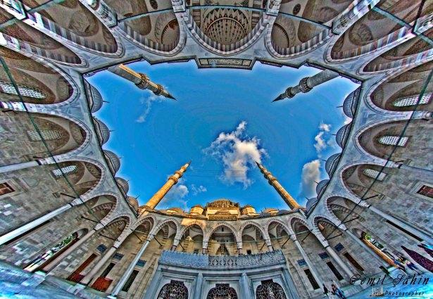 <p>Süleymaniye Camii avlusu</p>
