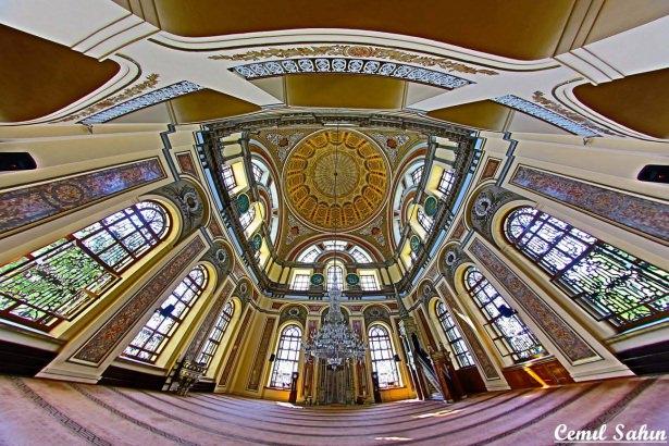 <p>Bezm-i Alem Valide Sultan Camii</p>
