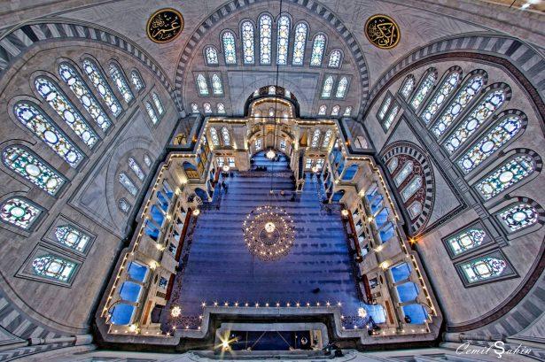 <p>Fotoğrafçı Cemil Şahin'in farklı tekniklerle çektiği Türkiye'nin büyük camilerinin fotoğrafları sosyal medyada büyük ilgi görüyor.<br />
<br />
<span style="color:#FFD700"><strong>Derleme: Ferhat Esnek -Haber7.com</strong></span><br />
 </p>

