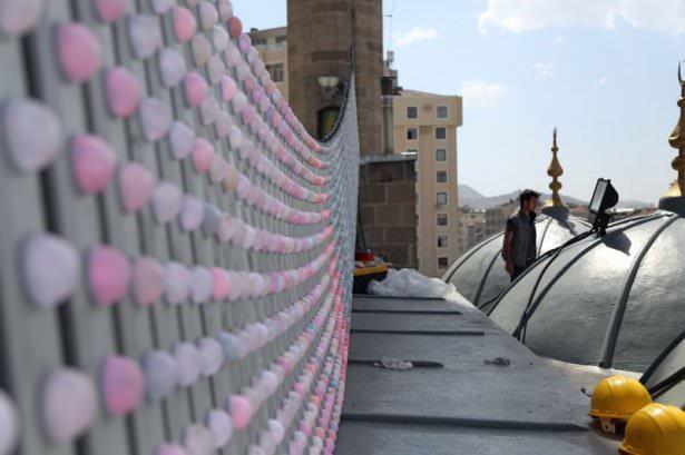 <p>Ramazan heyecanının yaşandığı bug&uuml;nlerde Kayseri Mimarsinan Organize Sanayi B&ouml;lgesi'nde faaliyet g&ouml;steren bir fabrikada mahyaların hazırlanması i&ccedil;in hummalı bir &ccedil;alışma başladı.</p>
