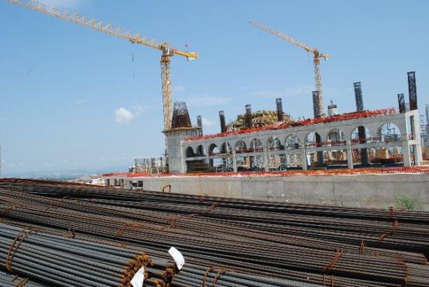 <p>Yapımı tamamlandığında Cumhuriyet tarihinde inşa edilen en büyük cami olma özelliğini taşıyacak olan Çamlıca Camii hızla yükseliyor</p>
