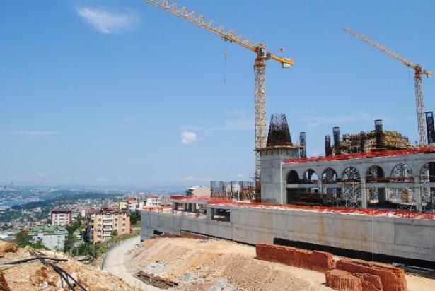 <p>Kaba inşat bölümümüzün yüzde 60’ını tamamladık, minarelerimiz de yavaş yavaş yükseliyor. Toplamda 6 tane minaremiz var.</p>
