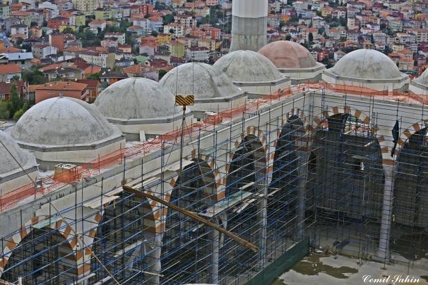 <p>“Çamlıca’daki TV ve radyo verici kulelerinin yanına büyüklüğü 15.000 m2’yi aşan bir cami inşa edeceğiz. Planlama aşaması tamamlanmak üzere… Bu devasa cami İstanbul’un her bir köşesinden görülebilecek şekilde tasarlandı.”</p>
