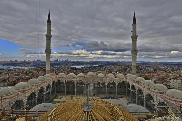 <p>İstanbul Cami ve Eğitim Kültür Hizmet Birimleri Yaptırma ve Yaşatma Derneği Başkanı Ergin Külünk, cami inşaatının hızla sürdüğünü belirtti.</p>

<p> </p>
