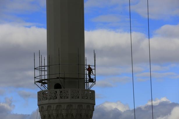 <p>Geleneksel anlamda bir külliye, modern anlamda ise sosyal donatı alanları ile bir kompleks şeklinde tasarlanan caminin "alışveriş merkezinin olmadığı bir cami" olduğunu vurgulayan Külünk, yaklaşık 15 bin metrakarelik bir alana oturan, 37 bin 500 kişi kapasiteli camide, sert zeminler de dikkate alındığında 50 binin üzerinde kişinin namaz kılabileceğini anlattı.</p>
