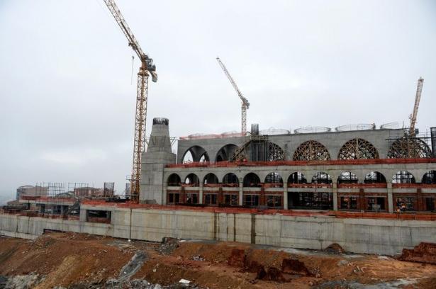 <p>"En uçtaki minaremizde 30 metreyi geçtik, bu tarafta ise 20 metre civarındayız. Minare çalışmasında kısa çaplı bir dairenin 80-90 metre yukarıya kadar uzaması açısından milimetrik bir çalışma yapılmak zorundadır. Her bir metrelik çalışmada sistem yeniden kontrol ediliyor. 2015 yılının şubat-mart ayı gibi minarelerimizin bir tanesinin inşasında 80 metreye ulaşmayı planlıyoruz. 1 numaralı minare dediğimiz minareyi, teknik bir problem yaşamazsak 80 metrelere taşımış olacağız."</p>
