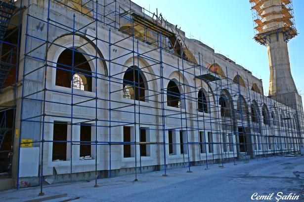 <p>Görüntülerin bir belgeselde toplanacağını ifade eden Külünk, "Cami inşaatından her gün fotoğraf alınıyor. Periyodik olarak helikopterle gökyüzünden çekiliyor" dedi. Külünk, böylece Türkiye'de ilk kez bir cami inşasının belgeselinin yapılacağını söyledi.</p>
