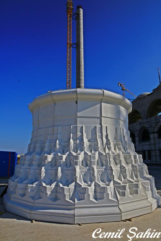 <p>Çamlıca Camii, Çamlıca, Üsküdar'da yapılmaya başlanan Türkiye tarihinin en büyük camii yapım projesi olarak bilinen, yapımına 29 Mart 2013 yılında hafriyat çalışması yapılarak başlanan, tamamlandığında 37,500 kişilik kapasiteli 10 bini kapalı, 5 bini avludan olmak üzere 15 bin metrekarelik alana yapılması planlanan camii ve alt projeleri, Kahramanmaraş'ta yaptığı caminin dönemin Türkiye Başbakanı Recep Tayyip Erdoğan tarafından beğenilmesi üzerine Çevre ve Şehircilik Bakanlığı Müşaviri olarak İstanbul'a atanan ve ekibiyle birlikte projeyi çizmeye başlayan mimar Hacı Mehmet Güner tarafından yapılmaktadır. </p>
