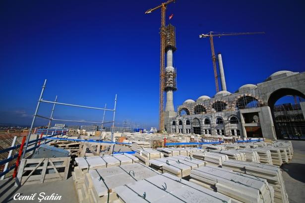 <p><strong>ÖZEL TASARIMLAR YAPILIYOR</strong><br />
<br />
Çamlıca Camii’nde kaba inşaat çalışmaları devam ederken, eş zamanlı olarak caminin içi için de malzemeler hazırlanıyor. </p>
