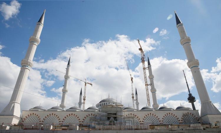 <p>Görkemli mimarisiyle İstanbul'un her noktasından rahatlıkla görülebilen Çamlıca Camisi, bu heybetli yapısına yakışır anlamda bazı rakamsal büyüklükleri de ihtiva ediyor.</p>

<p> </p>
