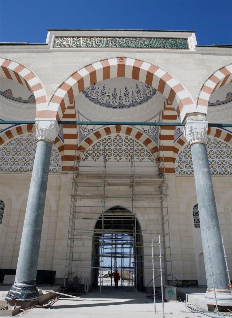 <p>İmanın şartını temsilen 6 minareli inşa edilen Çamlıca Camisi'nin üç şerefeli 4 minaresi Malazgirt Zaferi'ne ithafen 107,1 metre, iki şerefeli 2 minaresi ise 90 metre yüksekliğinde. </p>
<p> </p>