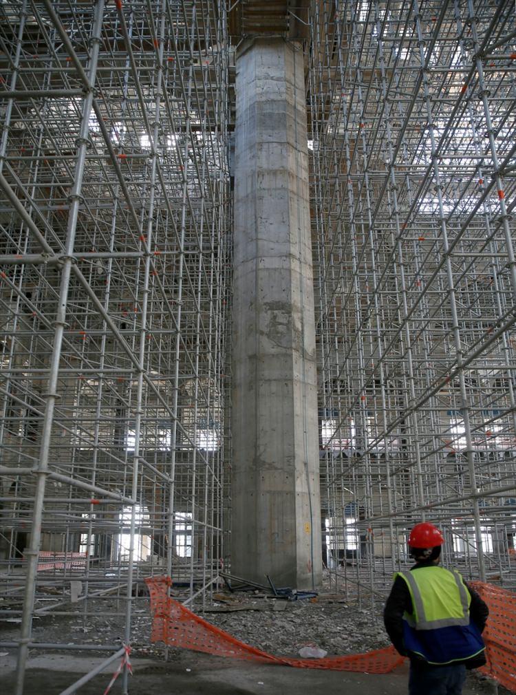 <p>Çamlıca Cami, halı serili alanında 25 bin, avluda 12 bin 500, dış avluda 22 bin 500 olmak üzere toplam 60 bin kişinin aynı anda ibadet edebileceği bir cami kompleksi olarak tasarlandı. Camide aynı anda 8 cenazenin namazı kılınabilecek.</p>
<p> </p>