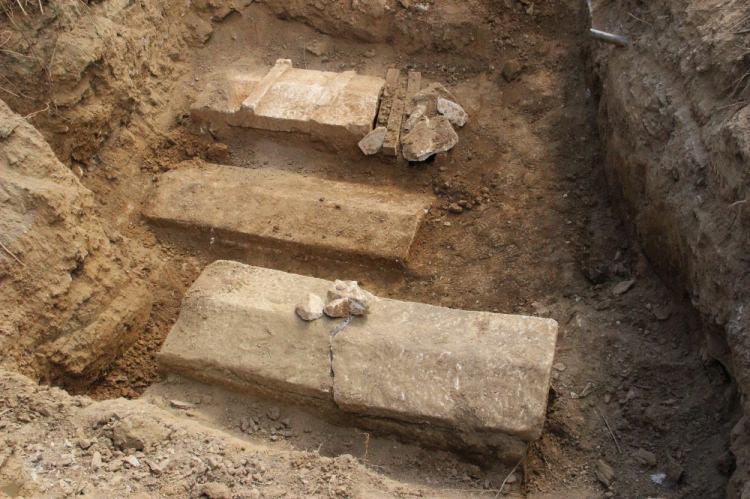 <p>Çanakkale'nin Biga İlçesi'ne bağlı Kemer Köyü yakınlarında, su borusundaki patlağı onarmak için kepçeyle yapılan kazı sırasında lahit mezar bulundu.</p>

<p> </p>
