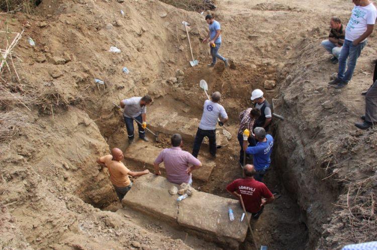 <p>Parion Antik Kenti yakınındaki boru paktlaığında kepçeyle onarım çalışması yapılırken, 3 lahite rastlandı. </p>
