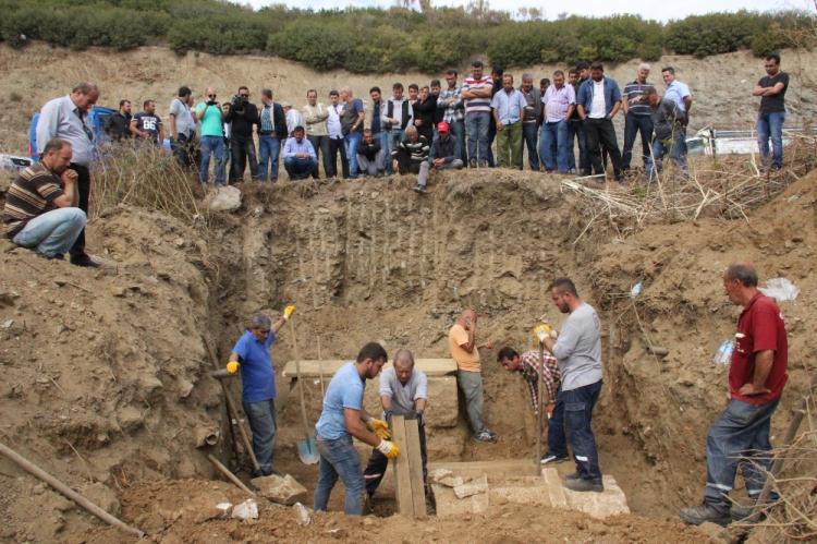 <p>Durum hemen jandarma ile Arkeoloji Müzesi Müdürlüğü yetkililerine bildirildi. Jandarma ve Kemer Köyü Muhtarı sabaha kadar lahitlerin başında nöbet tuttu.</p>
