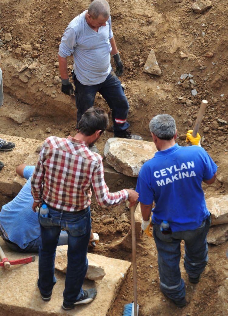 <p>Bugün akşam saatlerinde lahitlerin kapaklarının açılmasını bekleyen köylülere, kazı ekibi kapağın yarın açılacağını söyledi. </p>
