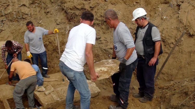 <p>Kemer Köyü sakinlerinden 72 yaşındaki Ali Koç, "Niye açtırtmıyorlar şimdi bu mezarları? Basın burada, herkes burada. </p>
