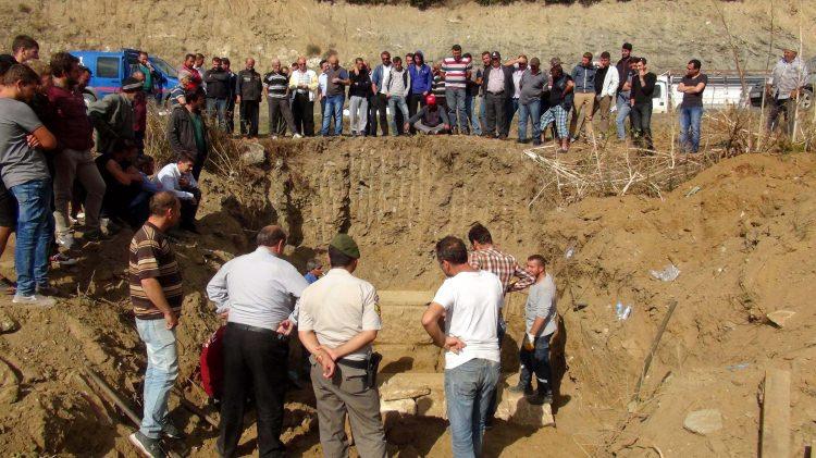 <p>Ne varsa dühnya görsün, niye saklıyorlar. Kepçe operatörü ve muhtar lahitler bulunduğunda ilk anda içinde altın gerdanlık görmüş" dedi.</p>
