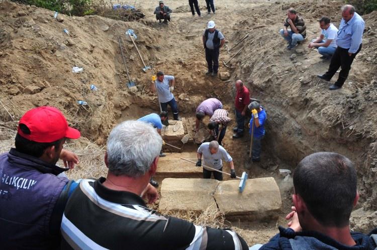 <p>Kemer Köyü Su Ürünleri Kooperatif Başkanı Mustafa Çiftçi ise yakındaki bir demir çelik fabrikasının daha önce burnadan çıkan lahitleri denize attığını ileri sürerek, "Şu anda denizde araştırma yapılsın" dedi.</p>
