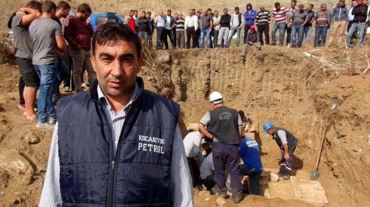<p>Lahitlerin bulunduğu 6 dönümlük tarlanın sahibi 40 yaşındaki İsmail Güler de "Buradan lahit çıkacağı aklımıza gelmemişti. İnşallah içinden iyi bir şey çıkar. Bize de faydası olur" dedi.</p>

<p> </p>

<p> </p>
