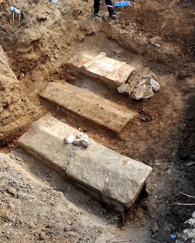 <p>Lahitlerin bulunduğu alanın yakınında ise Parion Antik Kenti bulunuyor ve yaz aylarında burada arkeolojik kazılar yapılıyor.</p>