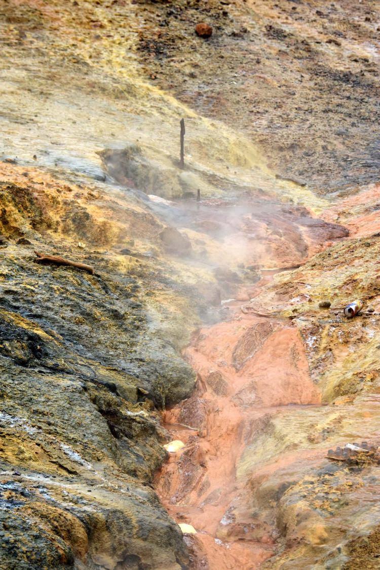 <p>Çanakkale'de yaşanan bazı depremlerin de merkez üssü olan Tuzla Köyü yakınında jeotermal santrallerin yer aldığı bölgede zeminden buharların yükselmesi korkuttu.</p>

<ul>
</ul>
