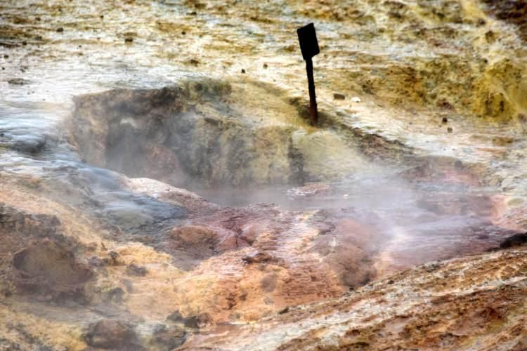 <p>Sarsıntılar sırasında 8 kişi de hafif yaralandı. Tarım İl Müdürlüğü'nce yapılan tespitlerde ise 18 küçükbaş ve 1 büyük baş hayvanın telef olduğu belirlendi.</p>