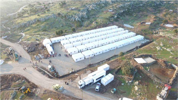<p><strong>KONTEYNERLER KURULDU</strong></p>
<p>İyileştirme çalışmaları kapsamında AFAD Başkanlığı ve Kızılay'dan 478 çadır, 3972 battaniye, 200 yatak, 500 katalitik soba, 5 şapkalı soba ve 500 aile mutfak seti ile 8 seyyar tuvalet kuruldu. AFAD Başkanlığından bölgeye intikal eden 500 yaşam konteyneri kurularak depremzedeler yerleştirildi. Konteyner sayısının 700'e çıkarılması planlandığı açıklandı. Kızılay tarafından ise 28 personelle 14 köye 4 bin kişilik kahvaltı, öğlen yemeği ve akşam yemeği, bir sabit, bir mobil araçla dağıtımı gerçekleştiriliyor. Ayrıca gün içinde sıcak çay ve çorba servisi yapılıyor.</p>