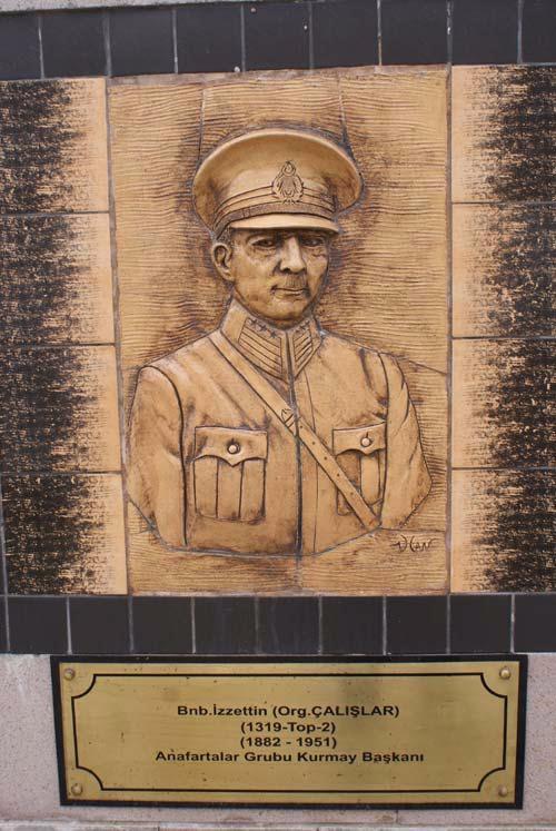 <p>Binbaşı İzzettin Çalışlar<br />
<br />
Anafartalar Grubu Kurmay Başkanı</p>