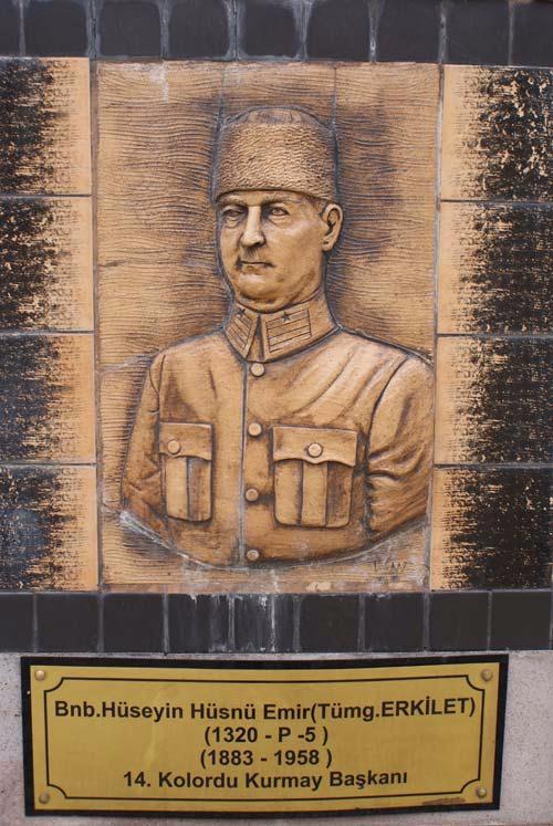 <p>Binbaşı Hüseyin Hüsnü Emir ERKİLET<br />
<br />
14.Kolordu Kurmay Başkanı</p>
