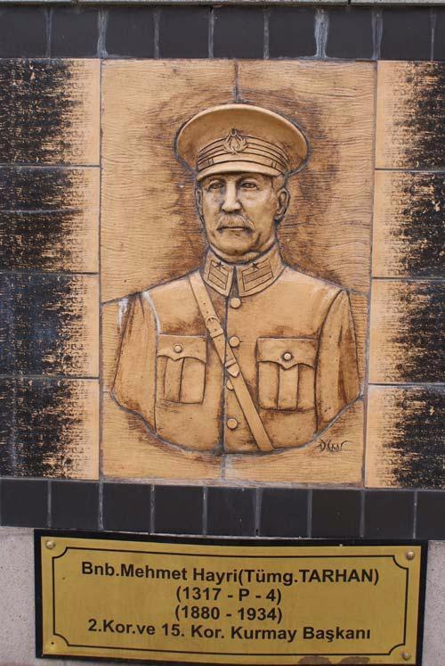 <p>Binbaşı Mehmet Hayri TARHAN<br />
<br />
2.Kor. ve 15.Kor. Kurmay Başkanı</p>
