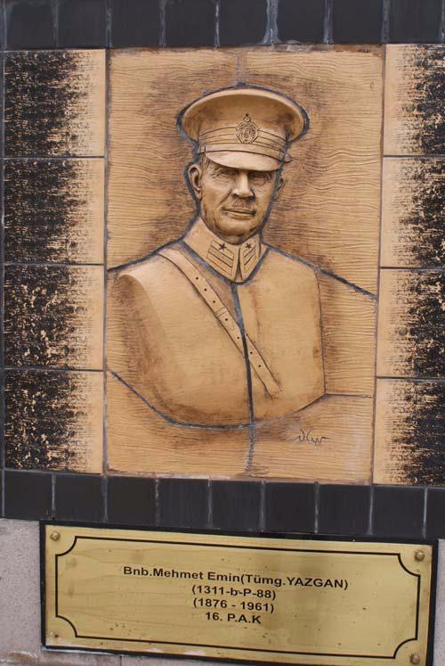 <p>Binbaşı Mehmet Emin YAZGAN<br />
<br />
16. P.A.K</p>
