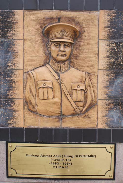 <p>Binbaşı Ahmet Zeki SOYDEMİR<br />
<br />
21. P.A.K</p>
