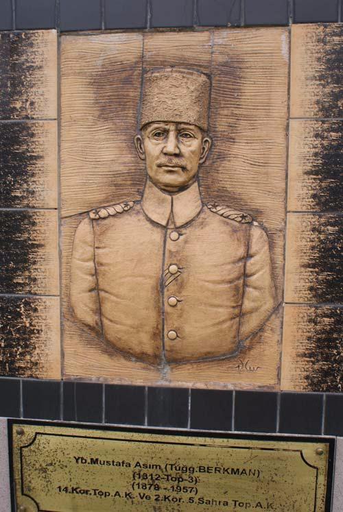 <p>Yarbay Mustafa Asım BERKMAN<br />
<br />
14. Kor. Top.A.K. ve 2. Kor. 5.Sahra Top. A.K</p>
