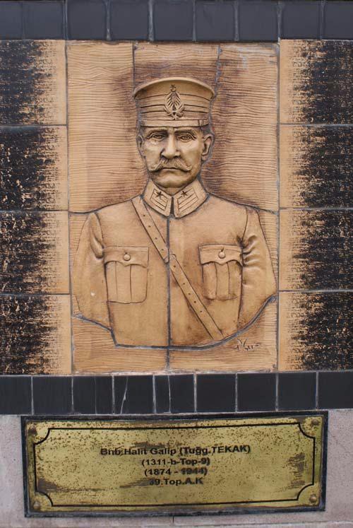 <p>Binbaşı Halip Galip TEKAK<br />
<br />
39. Top. A.K</p>