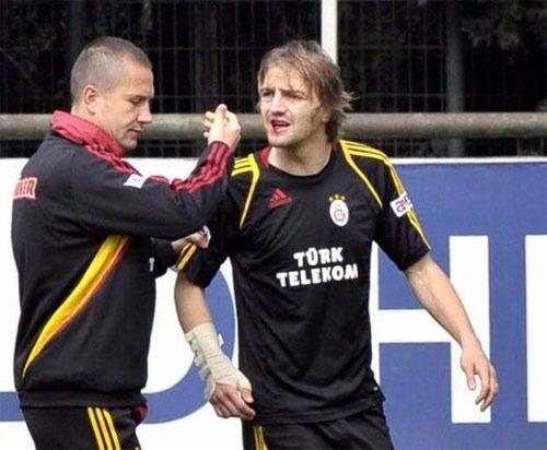 <p>2009 yılında CSKA Moskova'dan Galatasaray'a kiralanan Caner, Sarı Kırmızılı kulüpten olaylı bir şekilde ayrılmıştı. Antrenman sırasında başlayan sözlü tartışma, Arda'nın Caner'i yumruklamasıyla son bulmuştu.</p>
