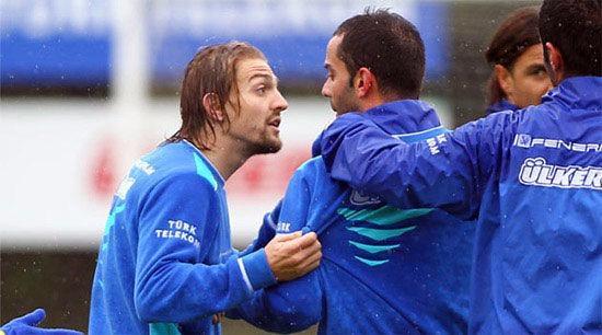 <p><strong>SEMİH ŞENTÜRK KAVGASI</strong><br />
<br />
Caner Erkin, Semih Şentürk ile de kavga etmişti...</p>
