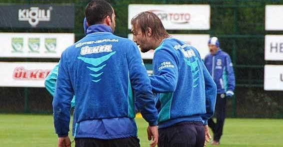 <p>Caner bu olaylardan sonra Bilica'yla da Semih'le de dostluk pozları vermişti.</p>