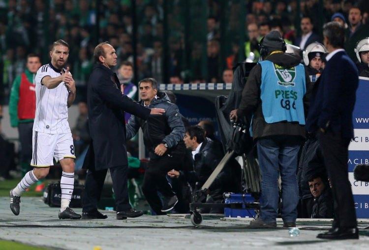 <p>İsmail Kartal döneminde oynanan Bursaspor maçında 35. dakikada oyundan alınmasa bir hayli sinirlenen Caner Erkin, "Bir daha bu takımda oynamam" diyerek direkt olarak soyunma odasına gitmişti..</p>
