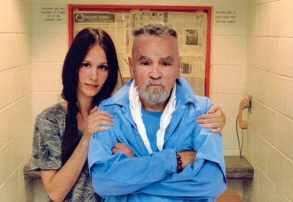 <p>Kendi ismi yerine Charles Manson&rsquo;ın ona verdiği Star ismini kullanan gelin adayı, 19 yaşında evini terk edip Manson&rsquo;ın kaldığı hapishaneye yakın bir yere yerleşmiş.</p>