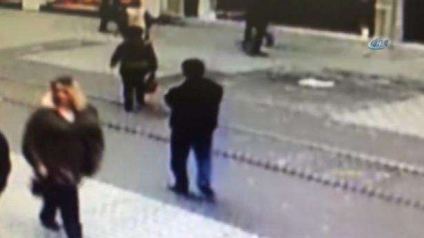 <p>Beyoğlu İstiklal Caddesi’nde cumartesi saat 10.58’de yaşanan 3’ü İsrail, biri İran vatandaşı 4 kişinin hayatını yitirdiği ve 39 kişinini yaralandığı terör saldırısının ardından harekete geçen polis, kamera kayıtlarından hareketle Gaziantepli Mehmet Öztürk ismi üzerinde odaklandı.</p>
