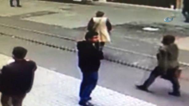 <p>BABA TESPİT ETTİ</p>
<p>Canlı bombanın Gaziantep’te yaşayan annesi ve bir erkek kardeşi ile babası Nahser Öztürk uçakla İstanbul’a getirilerek Adli Tıp Kurumu’na götürüldü.</p>
