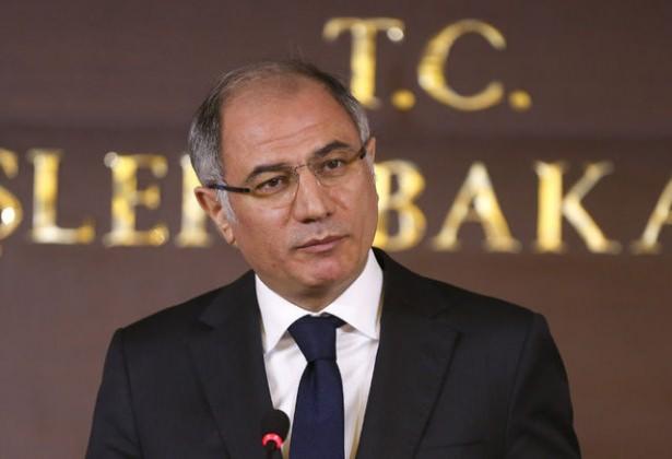 <p>İçişleri Bakanı Efkan Âlâ da açıklamasında, “Bu menfur intihar saldırısını gerçekleştiren terörist 1992 doğumlu, Gaziantep nüfusuna kayıtlı Mehmet Öztürk’tür. Eldeki mevcut bulgular, teröristin DAEŞ terör örgütüyle bağlantılı olduğunu göstermektedir” dedi. Ala, Öztürk’ün emniyet ya da jandarmada herhangi bir arama kaydının bulunmadığını da söyledi.</p>