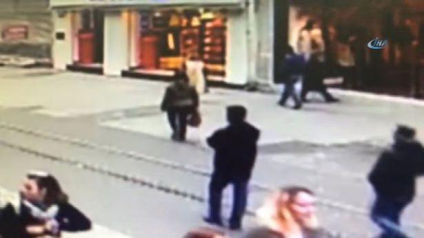 <p>ARA SOKAKTA BEKLEMİŞ</p>
<p>Saldırının ardından polis, İsrailli turistlerin otellerinin bulunduğu Beşiktaş’tan başlayarak İstiklal Caddesi’nin tünel girişine kadar olan bölgedeki tüm kamera görüntülerini mercek altına aldı.</p>