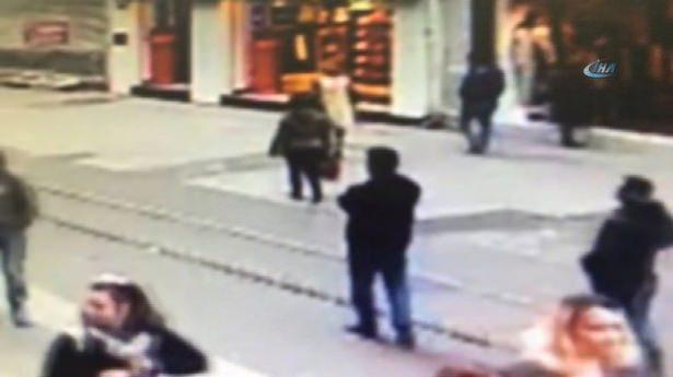 <p>Canlı bombanın, turistleri Beşiktaş’taki otellerinden çıktıkları andan itibaren takibe aldığı görüldü.</p>
