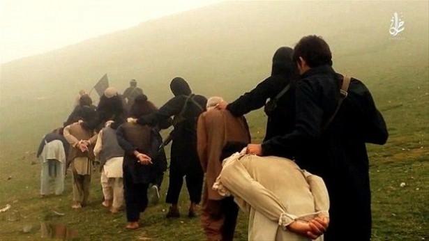 <p>Taliban'a yardım etmekle suçlanan adamları ıssız bir yere getiren militanlar, yerdeki çukurlara adamları canlı canlı gömüyor.</p>

<p> </p>
