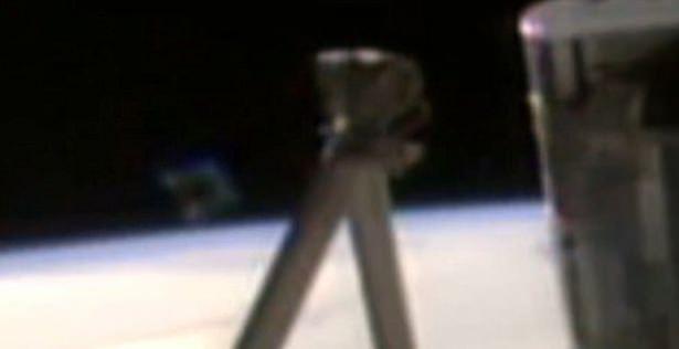 <p>1998 yılında göreve başlayan Uluslararası Uzay İstasyonu'nundan (ISS) yeni bir video yayınlayan NASA'nın söz konusu videosunda bir nesnenin girdiğini belirten komplo teoristleri, kurumun bu objeyi daha sonra sildiğini iddia ediyor.</p>
